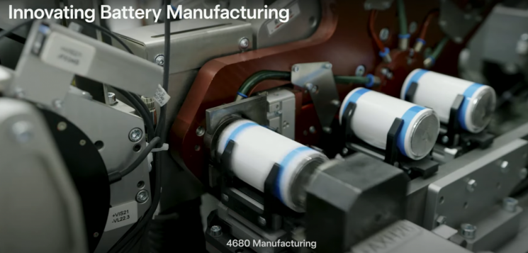 테슬라의 기가팩토리에서 생산하는 4680 원통형 배터리. 사진=테슬라 공식 유튜브 캡처