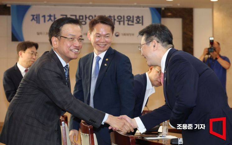 [포토] 위원들과 악수하는 최상목 경제부총리
