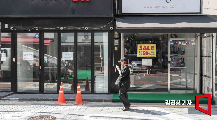 지난 6월28일 서울 서대문구 이화여대 인근 상권에 텅빈 상가가 곳곳에 자리하고 있다. 강진형 기자