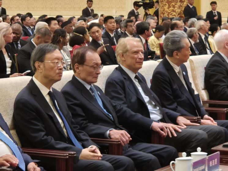 이해찬 전 총리(좌측 두번째)가 28일 베이징 인민대회당에서 열린 '중국 평화공존 5원칙 발표 70주년' 기념대회에 참석해 외빈석에 착석해있다. (사진 출처= 베이징 특파원 공동취재단)