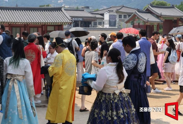 한복을 입고 서울 관광에 나선 외국인 관광객들이 경복궁을 구경하고 있다. 조용준 기자