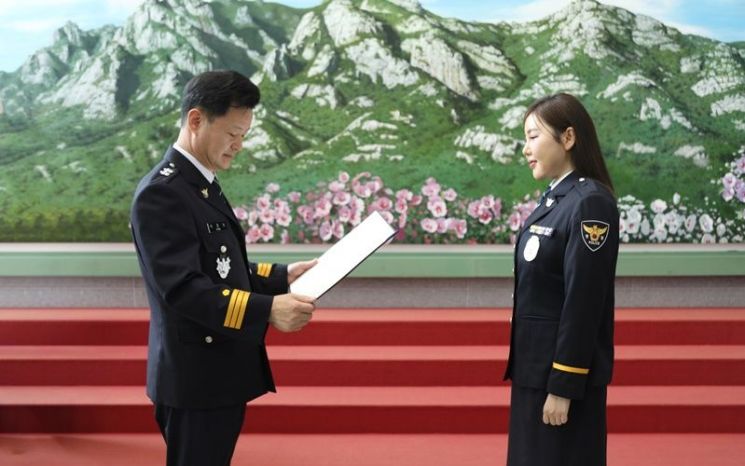 (우측)송가인이 박정보 청장에게 명예경찰 임명장을 받고 있다. [사진제공=전라남도경찰청]