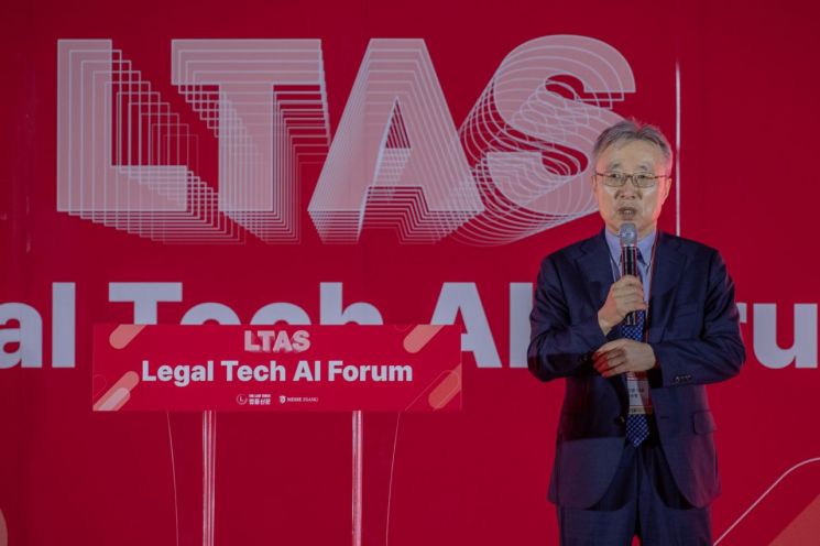 28일 서울 삼성동 코엑스 1층 A홀에서 열린 '2024 리걸테크 AI 특별전시회(LTAS, Legal Tech & AI Show)'에서 이수형 법률신문 대표가 환영사를 하고 있다. 사진 제공=법률신문