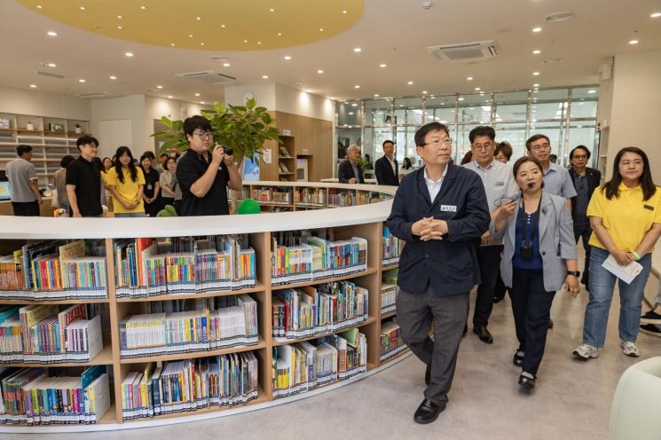 김경호 광진구청장이 어린이영어도서관을 둘러보고 있다.