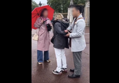 영국 런던 버킹엄궁 앞에서 소매치기를 제압한 중국인 관광객들 [이미지 출처=소셜미디어(SNS) 캡처]
