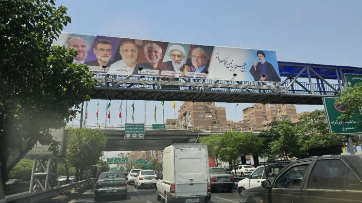 테헤란 시내에 게시된 이란 대통령 선거 후보 간판. / 사진출처=연합뉴스