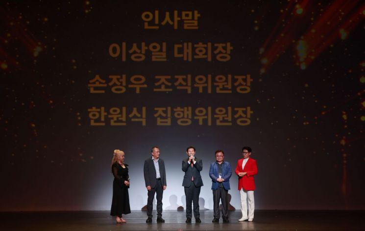 대한민국연극제 용인의 대회장인 이상일(가운데) 용인시장이 28일 개막식에서 인사를 하고 있다. [사진제공=용인시]