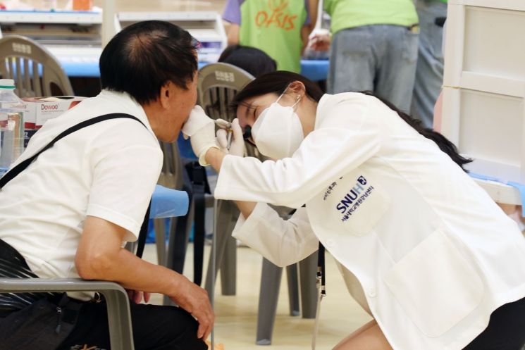 서울대학교병원 강남센터 의료진이 취약계층 어르신을 건강검진 해주고 있다. 강남구 제공.