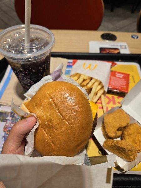 미국 대표 패스트푸드 체인인 맥도날드가 최근 햄버거, 감자튀김, 치킨 너겟 네 조각으로 구성된 햄버거 세트 메뉴를 단돈 5달러에 출시했다. 뉴욕=권해영 특파원