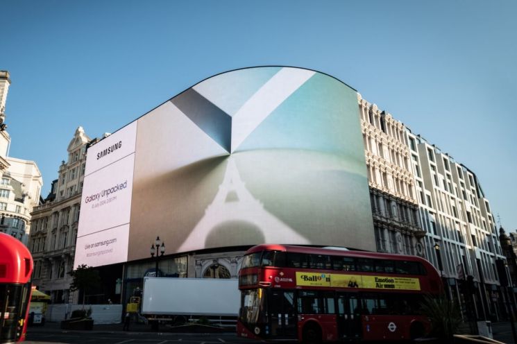 영국 런던 피카딜리 광장의 갤럭시 언팩 옥외광고