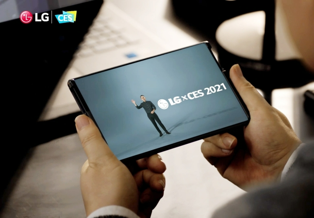 LG전자가 'CES 2021'에서 짧은 영상으로 선보인 차세대 전략 스마트폰 'LG 롤러블'. [사진=LG전자]