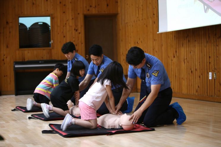 경남 창원시 마산합포초 학생들이 심폐소생술을 배우고 있다. [사진=이세령 기자]