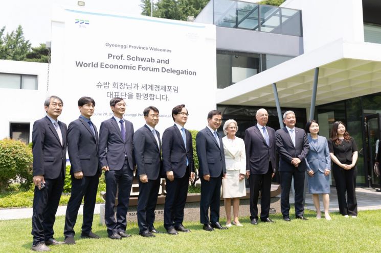 김동연"WEF 지역협력 거점기구 '4차산업혁명센터' 10월 문 열어" 