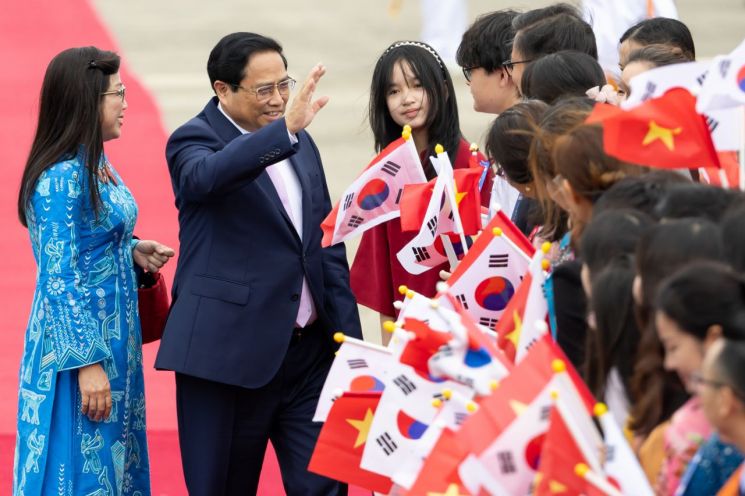 팜 민 찐 베트남 총리가 지난달 30일 오후 서울공항에 도착, 환영 인파에게 손을 흔들고 있다. [이미지출처=연합뉴스]