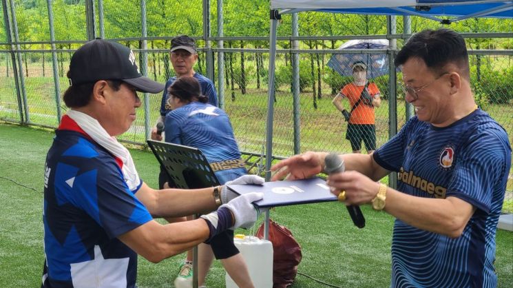 김두환 부산육갈매기 회장(오른쪽)이 지난 6월 30일 열린 육갈매기 족구대회 개회식에서 이종철 선수대표로부터 선서문을 전달받고 있다.