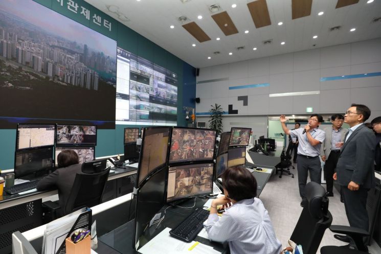 “CCTV의 도시 강남”...AI 결합 관제센터 찾은 조성명 강남구청장