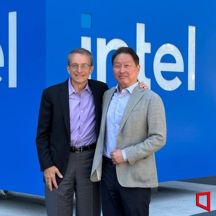 최태원 SK그룹 회장(오른쪽)이 미국 새너제이 인텔 본사에서 팻 겔싱어 인텔 최고경영자(CEO)를 만나 반도체 협력에 대해 논의했다.(제공=SK그룹)