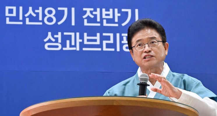 이철우 경북지사가 민선8기 전반기 도정성과를 브리핑하고 있다.