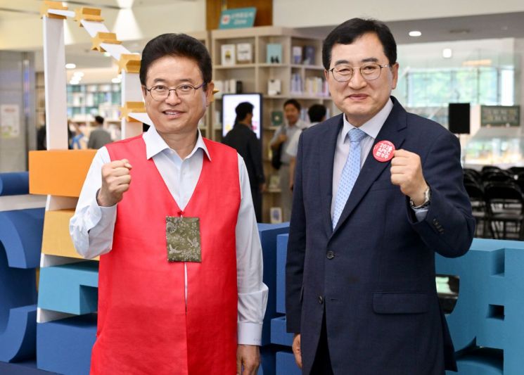 'APEC 정상회의' 경주 유치에 성공한 이철우 경북지사(왼쪽)가 주낙영 경주시장과 화이팅을 외치고 있다.