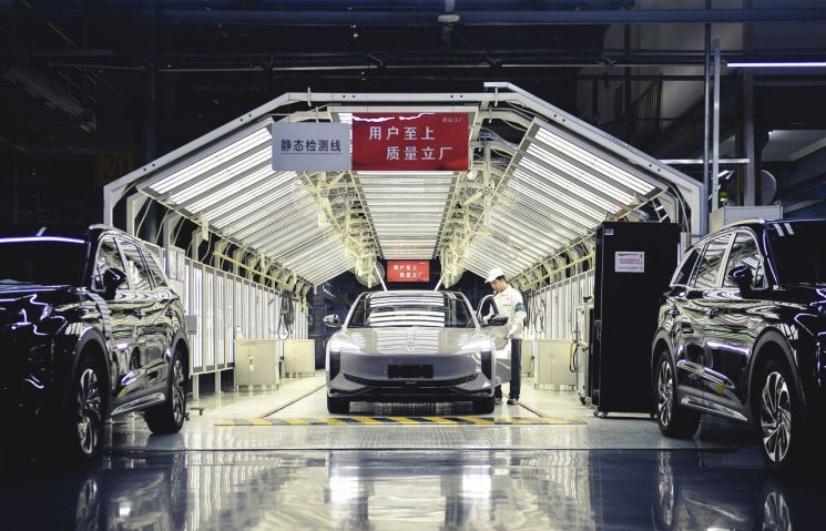 중국 지린성 창춘에 있는 디이자동차의 고가 브랜드 홍치 전기차 생산라인[사진출처:연합뉴스]