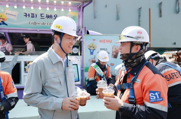 1일 이상균 HD현대중공업 대표이사 사장이 울산 본사에서 직원들에게 시원한 커피를 나눠주며 격려하고 있다. [사진제공=HD현대중공업]