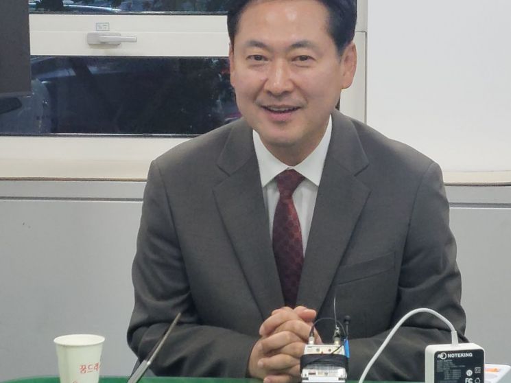국민의힘 전당대회에 최고위원 후보로 나선 장동혁 의원이 1일 대전시의회 기자실을 찾아 인사말을 하고 있다. / 대전=박종명 기자