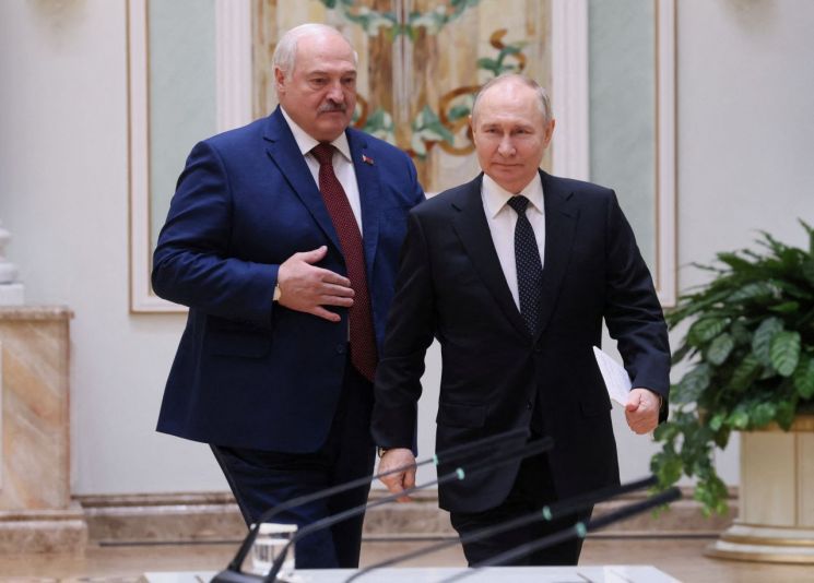 블라디미르 푸틴 러시아 대통령(사진 오른쪽)과 알렉산드르 루카셴코 벨라루스 대통령 [이미지출처=로이터연합뉴스]