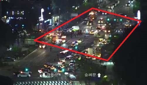 1일 오후 9시 28분께 서울시청 앞 교차로에서 대형 교통사고가 발생했다. [이미지출처=서울교통정보포털(TOPIS)]