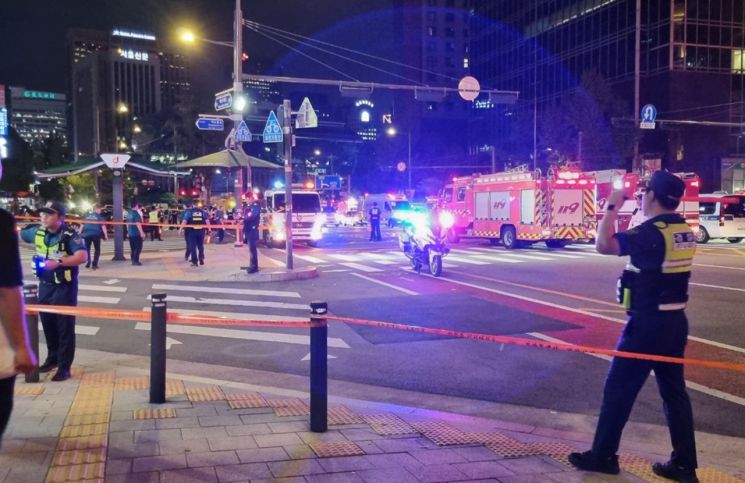 지난 1일 밤 대형 교통사고가 발생한 서울 시청역 인근 교차로에서 경찰이 현장을 통제하고 있다. [이미지출처=연합뉴스]