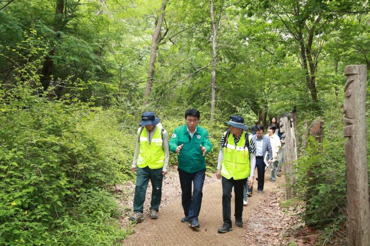 숲길안전지킴이와 관악산 보행로를 살피는 박준희 관악구청장