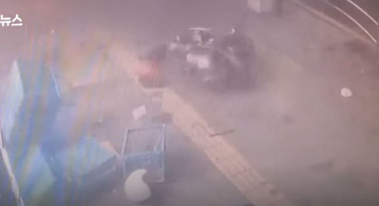 충돌 여파로 날아가는 오토바이 [이미지출처=JTBC 유튜브 캡처]