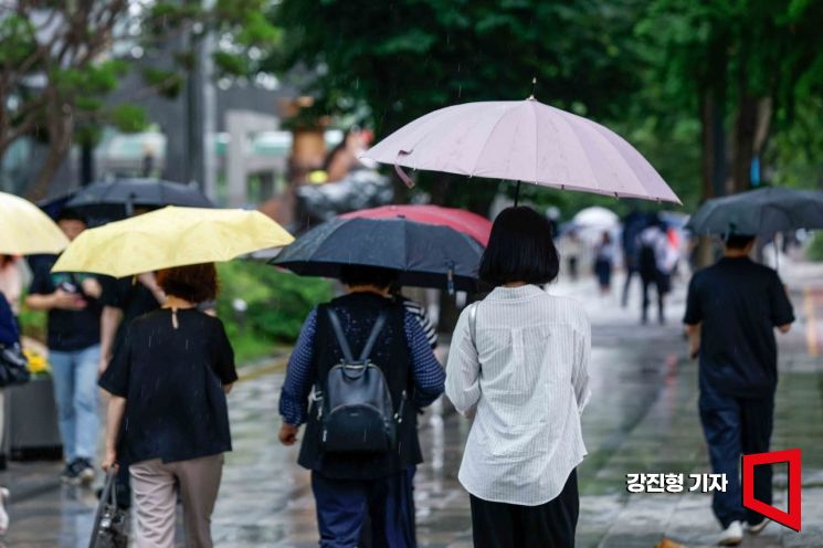 전국적으로 강한 장맛비가 예보된 2일 서울 여의도역 인근에서 시민들이 우산을 쓰고 이동하고 있다. 사진=강진형 기자aymsdream@