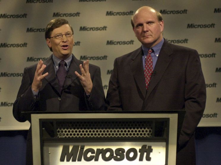 마이크로소프트(MS)의 빌 게이츠 창업자(사진 왼쪽)와 스티브 발머 전 최고경영자(CEO) [이미지출처=AP연합뉴스]