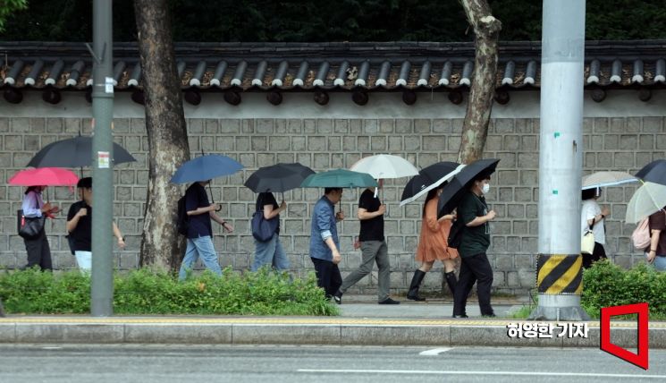 비 오는 덕수궁 돌담길.