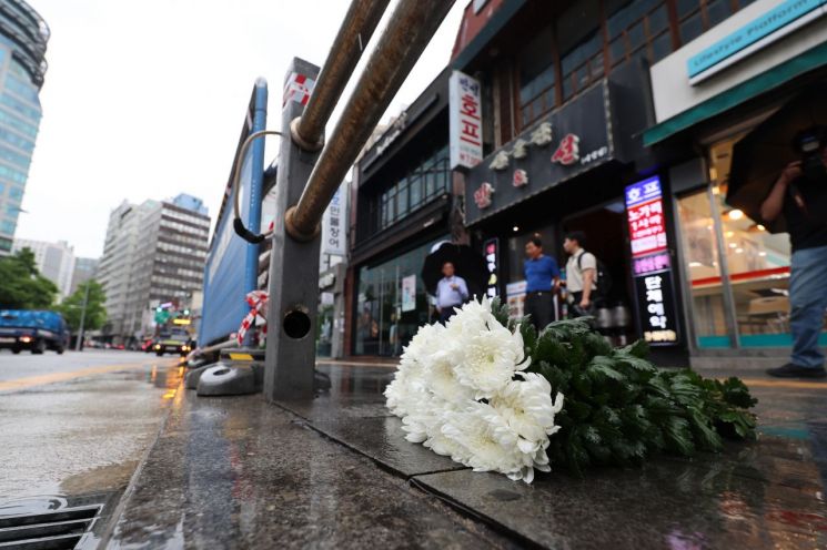 2일 오전 지난밤 대형 교통사고가 발생한 서울 중구 시청역 7번 출구 인근 사고 현장에 국화꽃이 놓여 있다. [사진출처=연합뉴스]