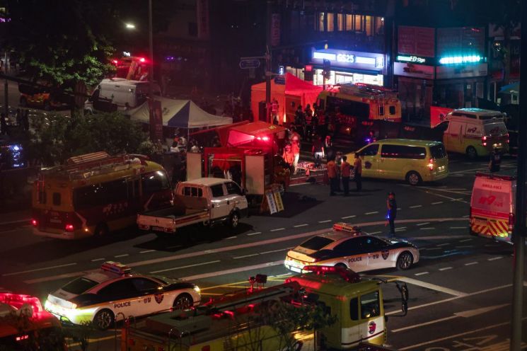 2일 오전 전날 대형 교통사고가 발생한 서울 시청역 인근 교차로에서 경찰이 도로를 통제하고 있다. [이미지출처=연합뉴스]