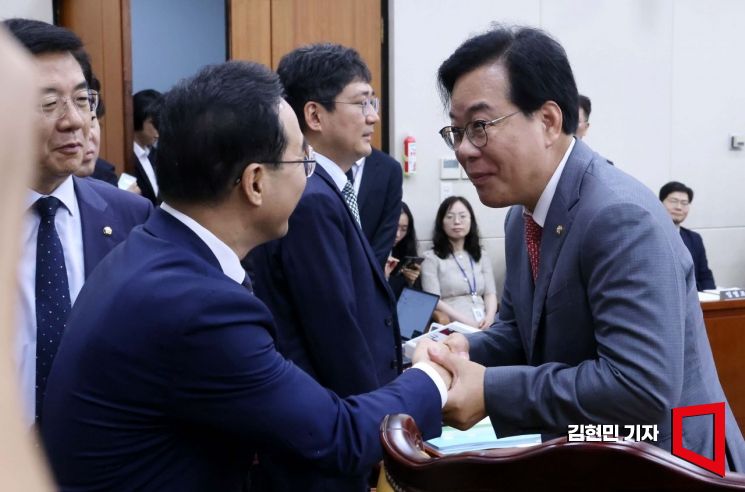 [포토] 야당 의원들과 인사하는 송언석 위원장