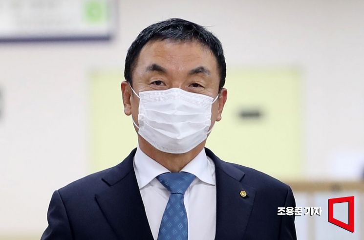 '주가조작 연루' 혐의를 받는 권오수 전 도이치모터스 회장이 2일 서울고등법원에서 열린 자본시장법 위반 혐의 항소심 결심공판에 출석하고 있다. 사진=조용준 기자 jun21@