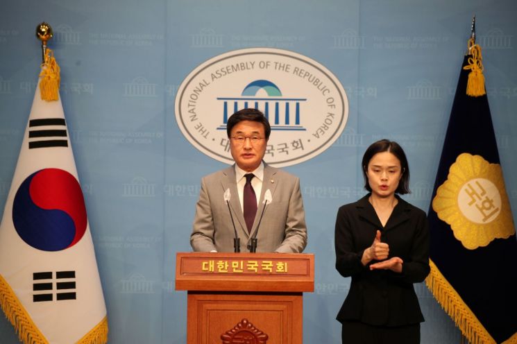 김대식 의원이 2일 교육개혁 3법을 발의하며 기자회견하고 있다.