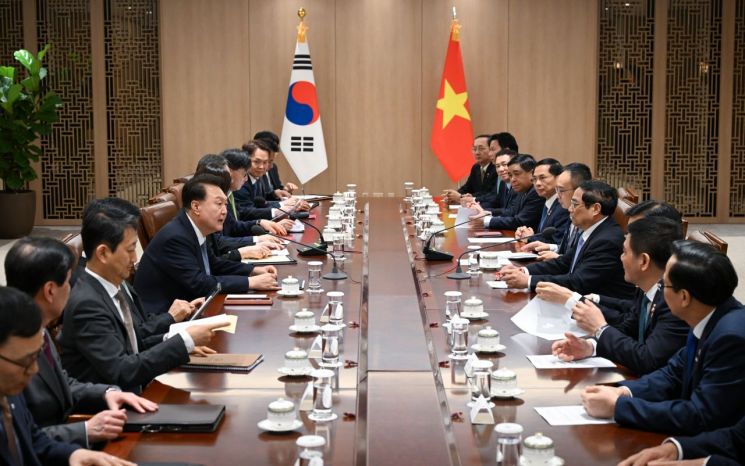 尹, 베트남 총리 접견…"한국 기업 활동 적극 지지해달라"