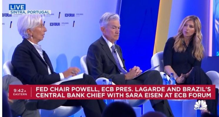 크리스틴 라가르드 유럽중앙은행(ECB) 총재(오른쪽)가 2일(현지시간) 포르투갈 신트라에서 열린 연례 ECB 포럼 중 질문을 받고 있다. [이미지 출처: CNBC 방송 캡쳐]