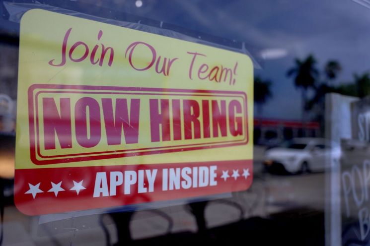 실업수당 청구 늘고, 새 일자리 줄어…美 고용 냉각에 9월 금리인하 기대