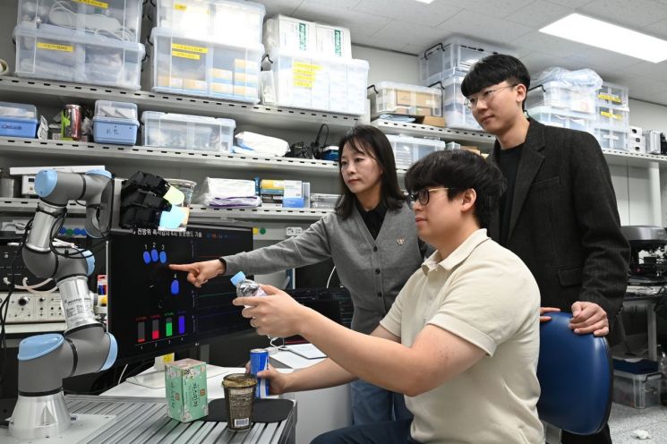 연구진이 360도 전방위 촉각감지 4지 로봇핸드 기술을 시연하고 있다. 한국전자통신연구원 제공