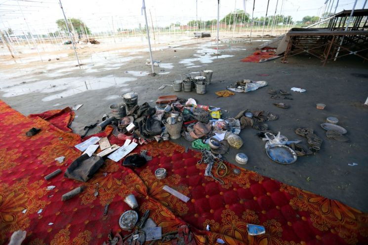 인도 북부 하트라스 지역에서 열린 힌두교 행사에서 압사 사고가 발생해 100명 넘게 사망했다. 사진은 사망자들의 유류품. [이미지출처=EPA연합뉴스]