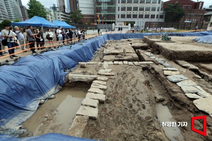 국가유산청 궁능유적본부에서 3일 덕수궁 내 흥덕전 권역 발굴조사 현장에서 그간 진행한 발굴조사 성과를 공개했다. 발굴단은 이곳에서 흥덕전 배수로를 발견함으로서 출입문인 흥사문과 소안문 위치가 확인됐다고 말했다. 덕수궁 흥덕전은 1900년경 건립된 것으로 추정되고 덕수궁 동쪽에 있던 선원전 화재로 소실된 어진을 복원하기 위한 이안청 역할을 했다. 사진=허영한 기자 younghan@