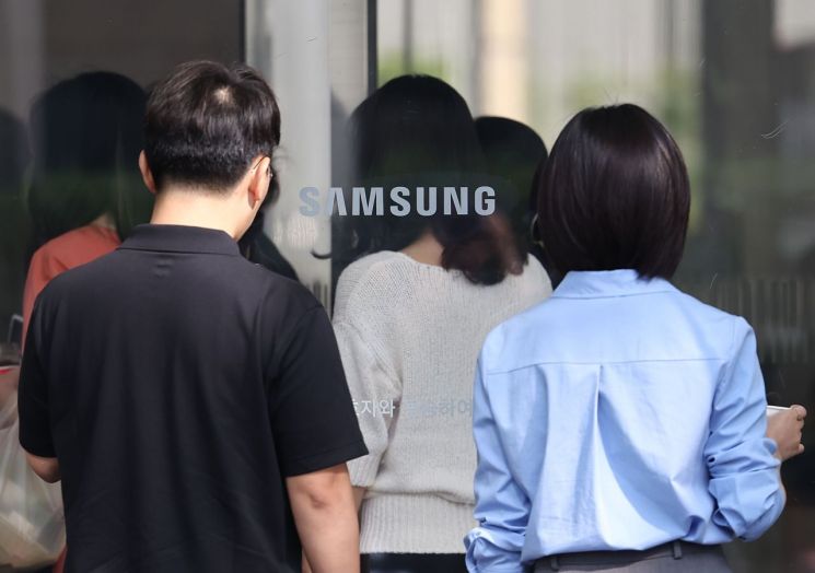 서울 서초구 삼성전자 서초사옥에서 직원들이 걸어가고 있다. [이미지출처=연합뉴스]