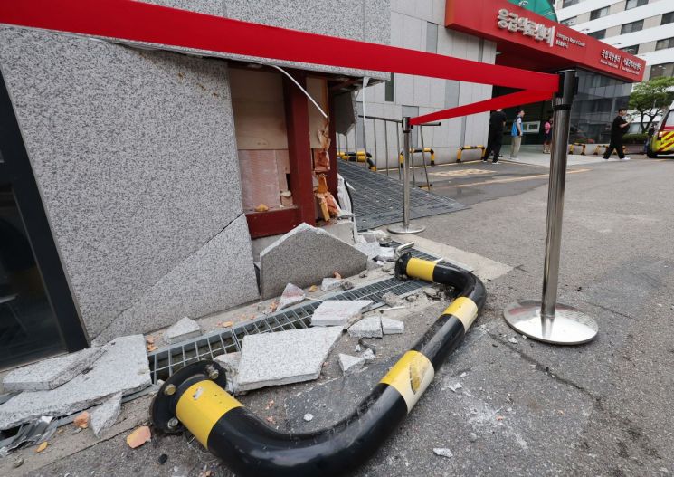 3일 서울 중구 국립중앙의료원에 택시가 돌진하는 사고가 발생했다. 사진은 사고로 부서진 건물 외벽. [이미지출처=연합뉴스]