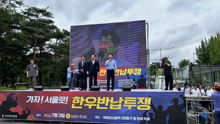 신성범 의원이 지난 3일 전국한우협회 여의도 한우반납 지회 참석했다.