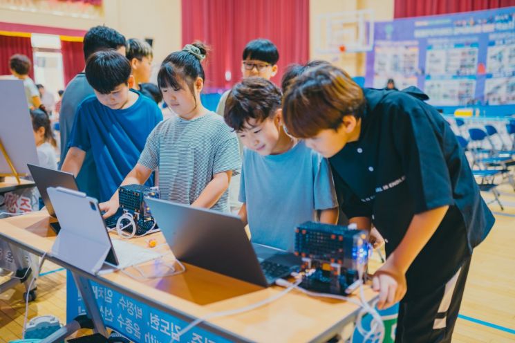 경북지역의 한 연구학교에서 '학교 자율시간 설계 챗봇' 프로그램을 학생들이 유심히 살펴보고 있다.