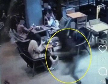 강남 카페서 '묻지마 식빵테러'…경찰은 "안다쳤으니 가세요"